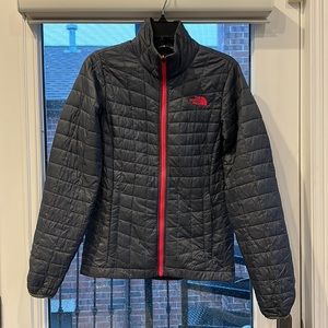 North Face women’s thermoball jacket size small.  Perfect condition!!